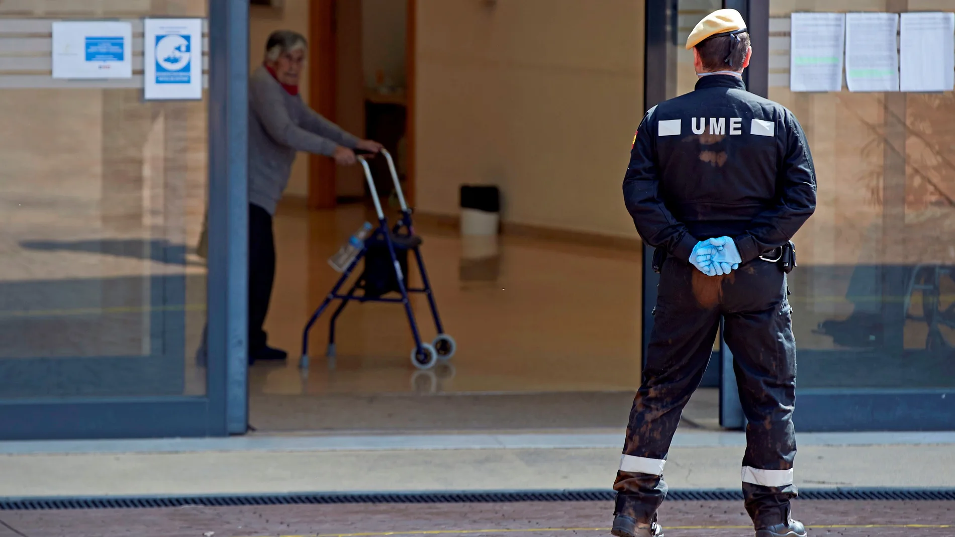 Efectivos de la UME desinfectan residencias en Sant Boi (Barcelona)