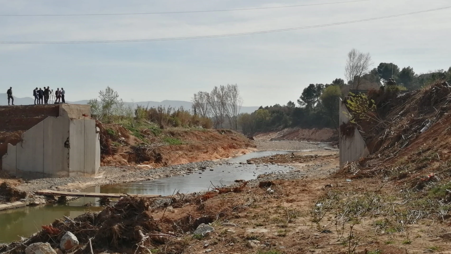 El Ejército repara un puente sobre el río Francolí (Tarragona) afectado por el temporal de octubre
