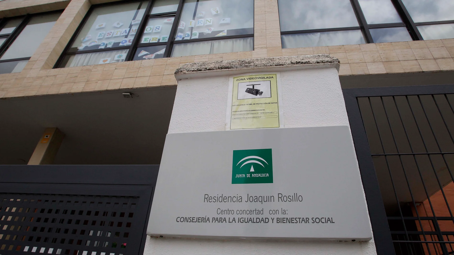 Entrada de la residencia Joaquin Rosillo, en San Juan de Aznalfarache (Sevilla), en la que hubo varios fallecidos durante la primera ola. Manuel Olmedo