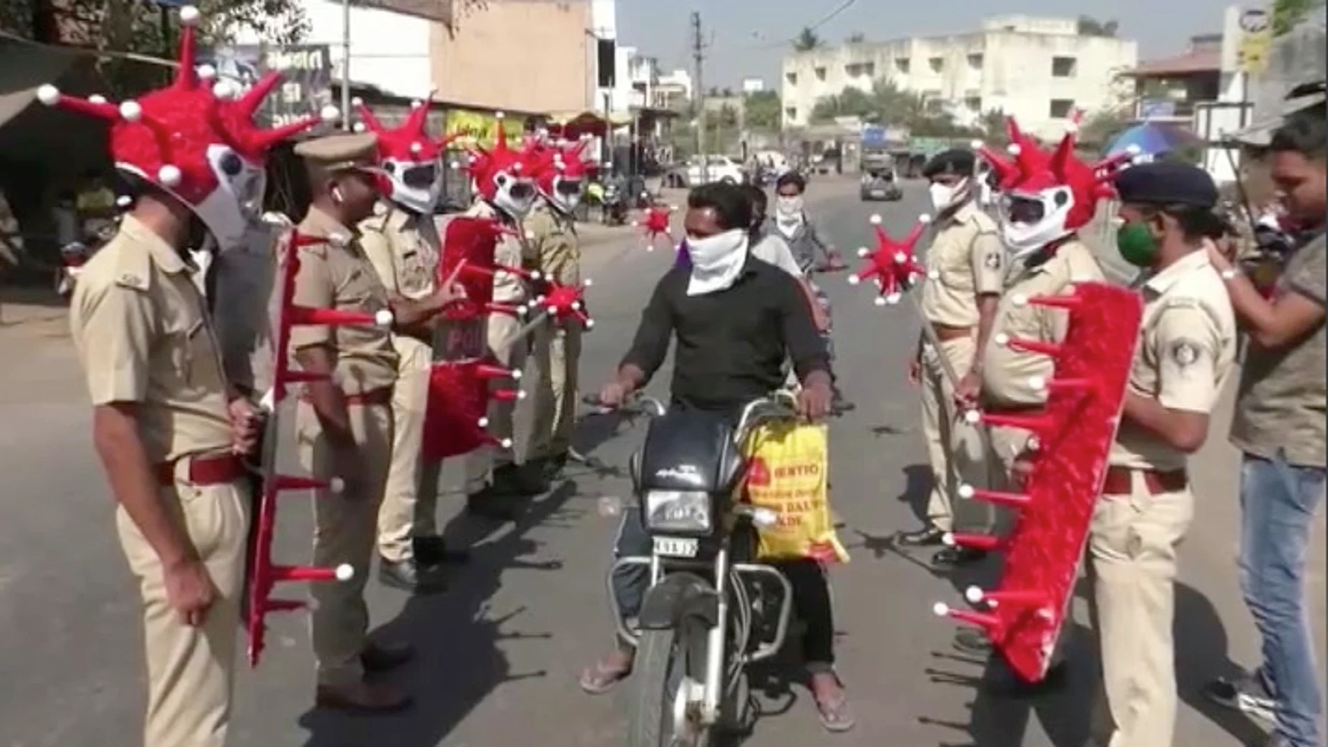 Policías indios con cascos con la forma del coronavirus