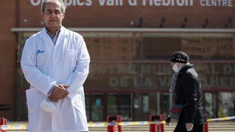 GRAFCAT4363. BARCELONA, 06/04/2020.- El doctor Benito Almirante, jefe del Servicio de Enfermedades Infecciosas de Vall d'Hebron, posa para Efe ante el edificio del hospital, donde se esta llevando a cabo un ensayo clínico internacional, en el que participa el Hospital de la Vall d'Hebron de Barcelona junto a otros cuatro centros españoles, y que ha conseguido que un enfermo de coronavirus tratado con sarilumab, un medicamento usado para la artritis reumatoide, haya mejorado hasta el punto de haber recibido el alta hospitalaria y estar ya en casa. EFE/Marta Pérez