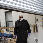 El director de una funeraria traslada un cadáver de una residencia de ancianos en Brooklyn