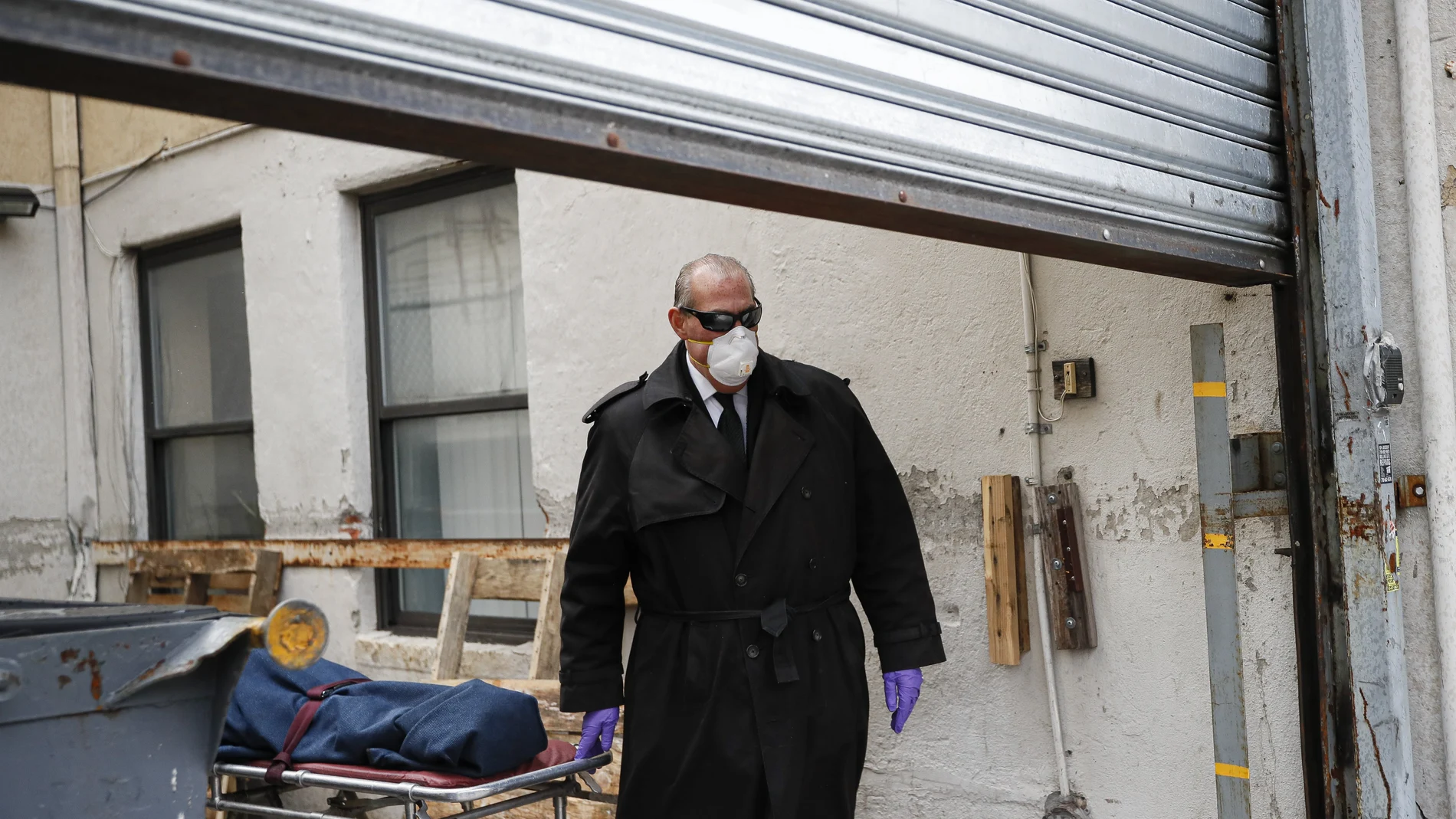 El director de una funeraria traslada un cadáver de una residencia de ancianos en Brooklyn
