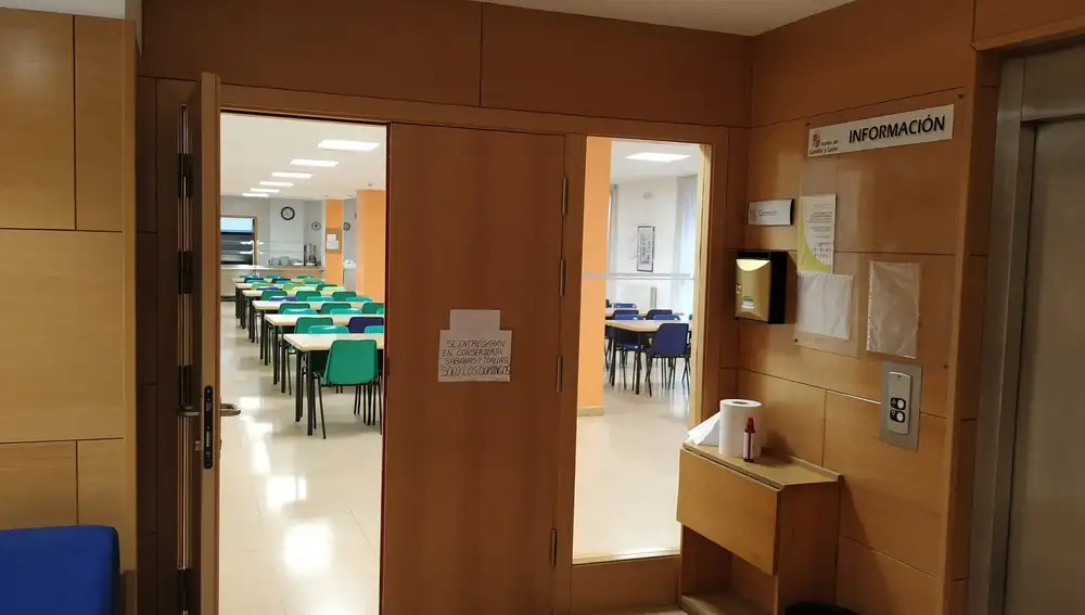 Entrada al comedor de la Residencia Antonio Machado de Soria con el bote de gel hidroalcohólico preparado junto a la puerta para la higiene de la manos