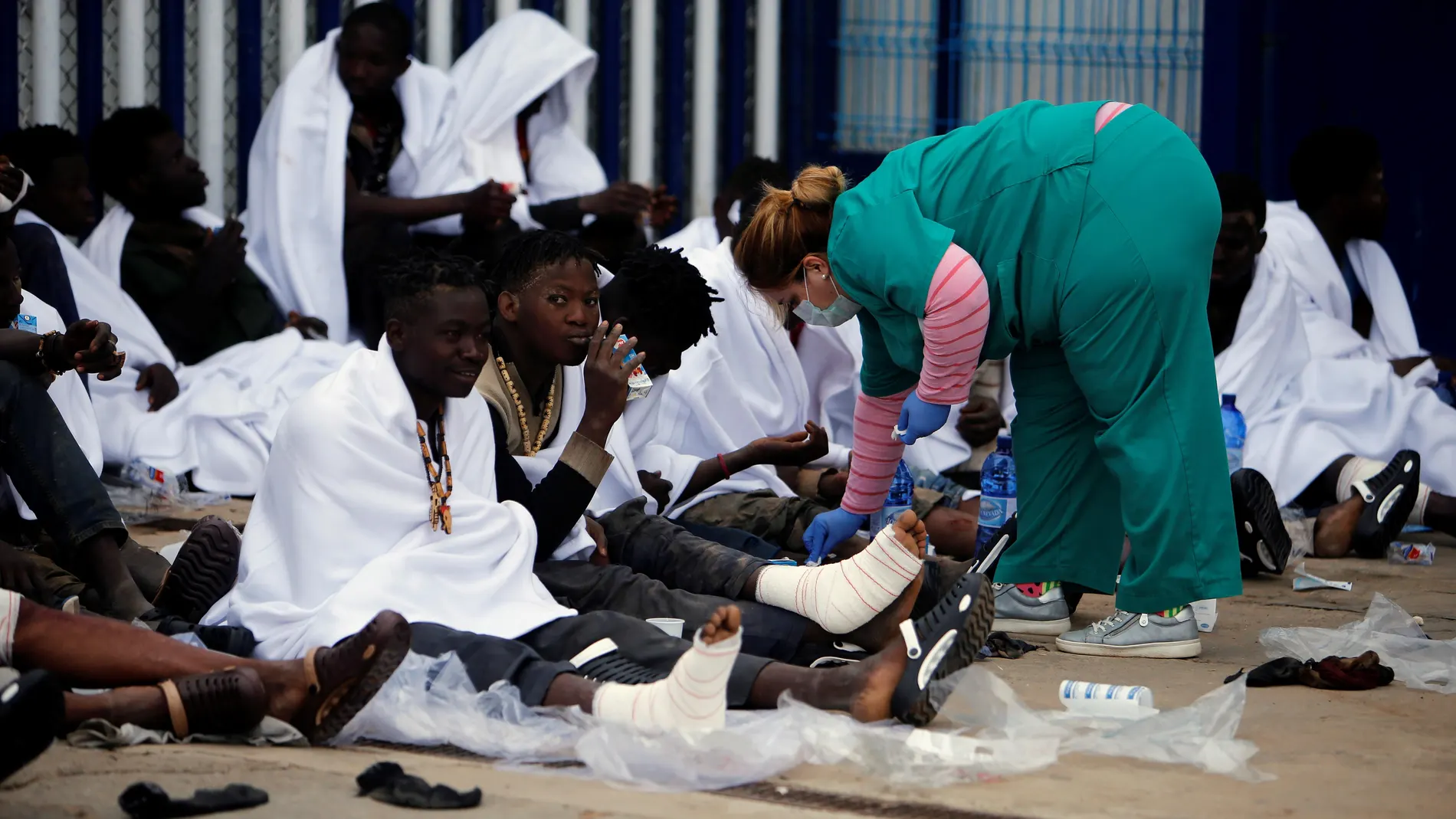 Unos 50 inmigrantes logran entrar a Melilla en un salto masivo a la valla