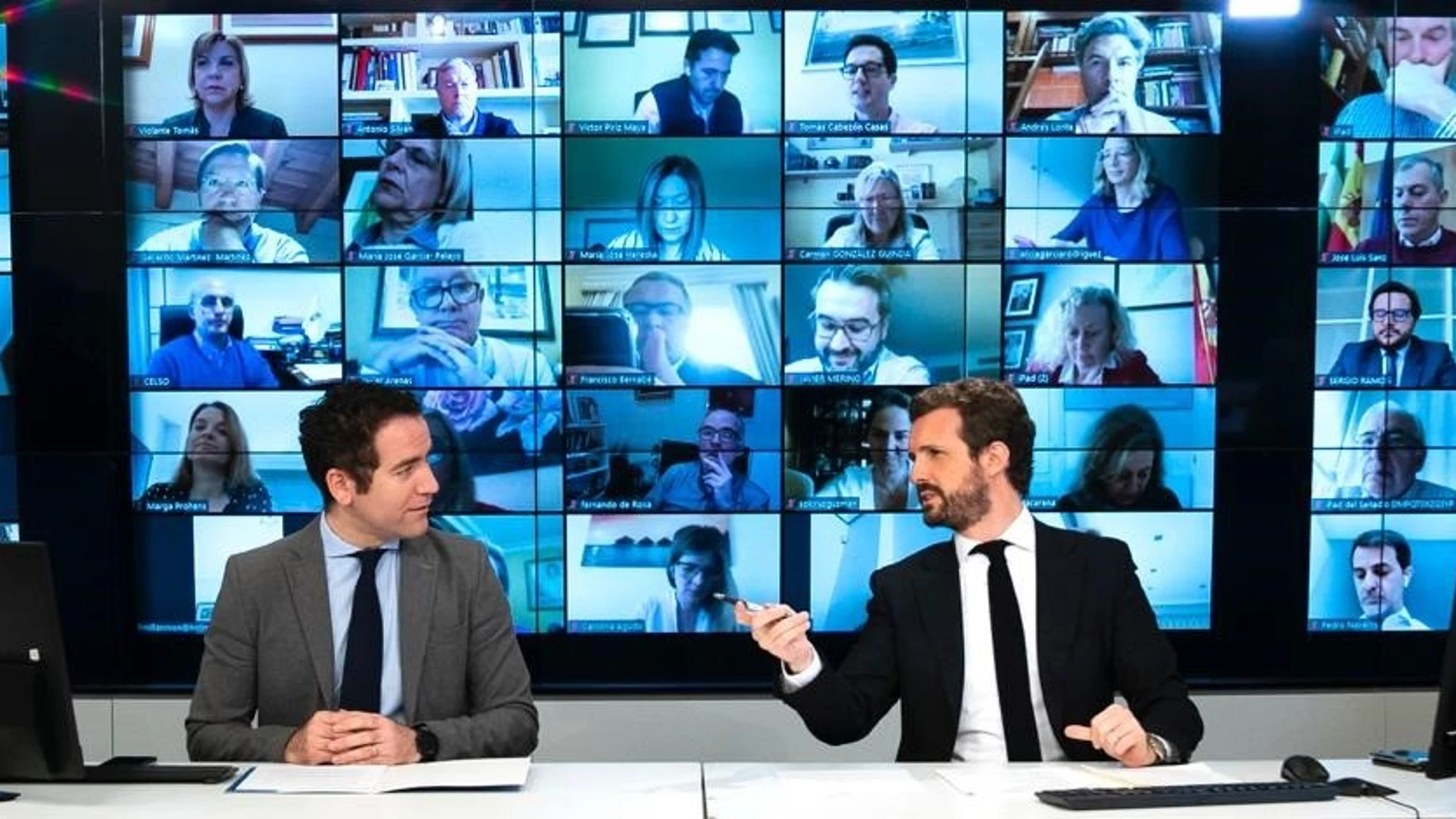 El líder del PP, Pablo Casado, junto al secretario general del partido, Teodoro García Egea, en la reunión telemática con el grupo parlamentario popular. Madrid, a 6 de abril de 2020.DAVID MUDARRA (PP)06/04/2020