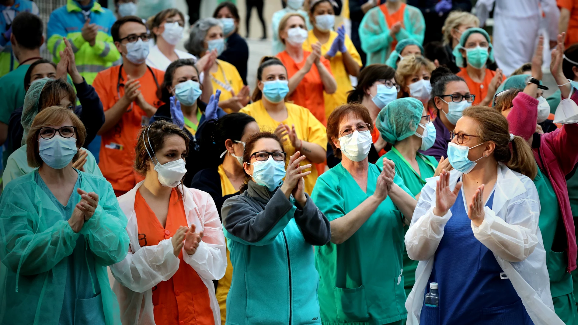 Aplausos a los sanitarios en el Hospital Gregorio Marañón