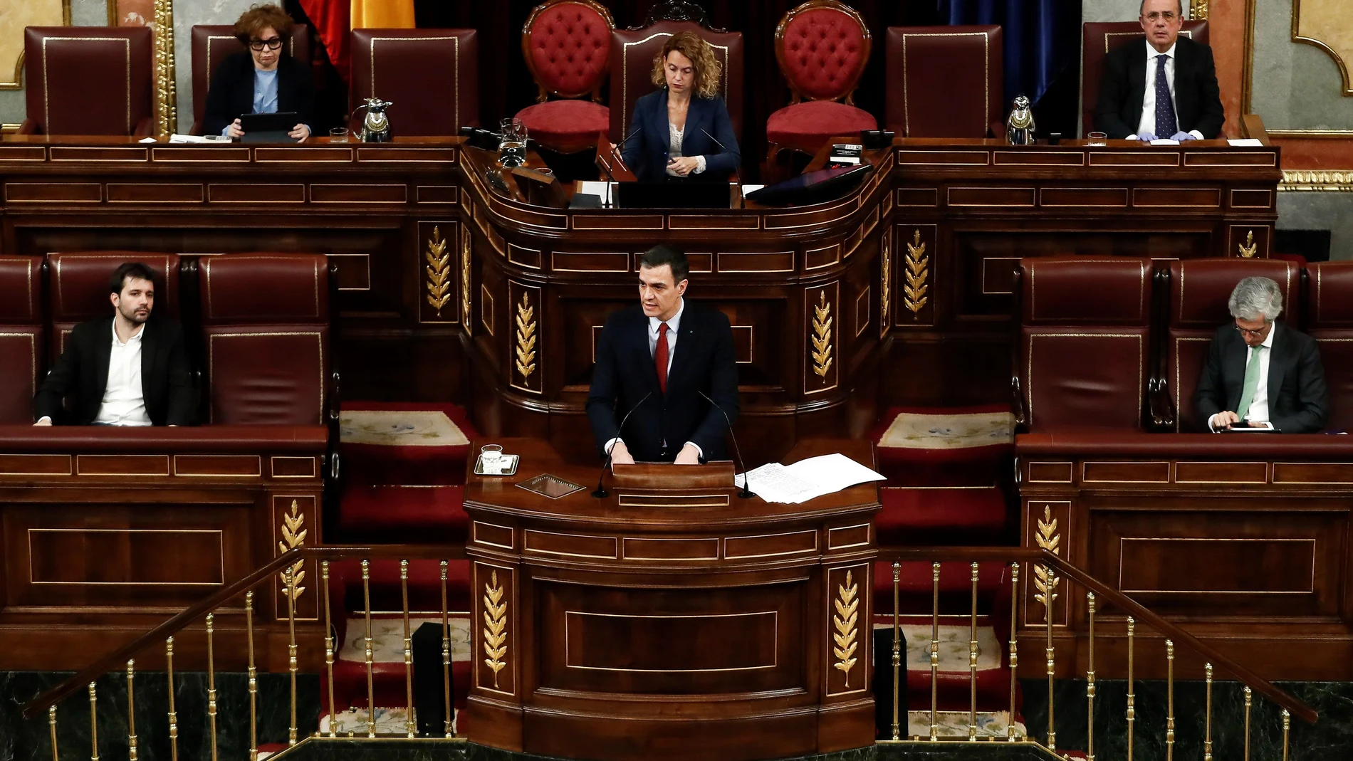 El presidente del Gobierno, Pedro Sánchez (c), durante una intervención en el pleno del Congreso