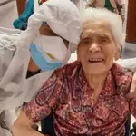 Ada Zanusso, de 104 años, posa con una sanitaria tras superar la enfermedad