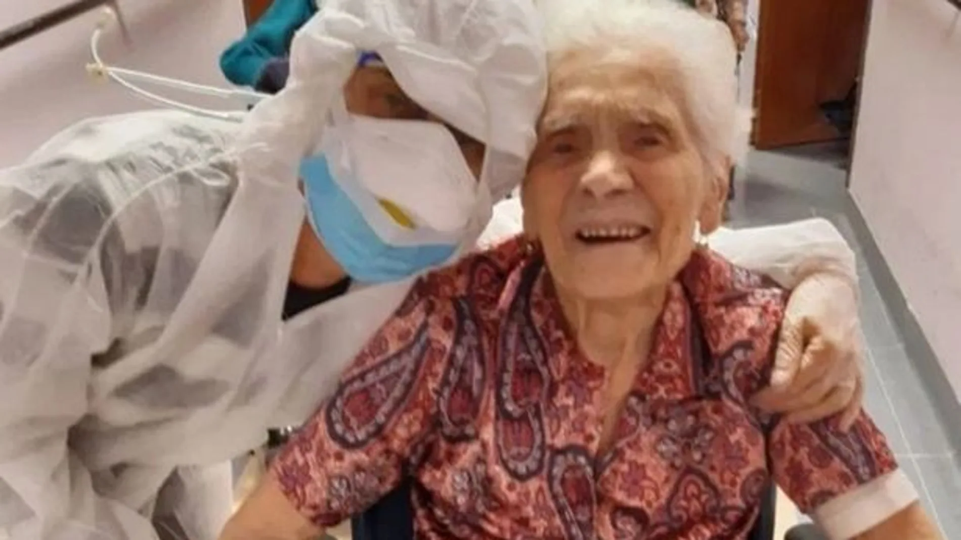 Ada Zanusso, de 104 años, posa con una sanitaria tras superar la enfermedad
