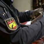 La Policía detuvo al ladrón escondido tras un sofá en una salita de la residencia