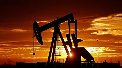 Una bomba petrolífera en funcionamiento al amanecer cerca de la población tejana de Midland, Estados Unidos