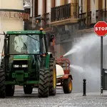 Un agricultor desinfecta con su tractor las calles de Ronda (Málaga)