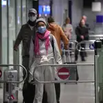 Turistas alemanes regresan a su país desde Tailandia, en el aeropuerto de Fráncfort