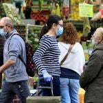 Gente de compras en un mercado
