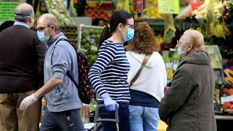 Gente de compras en un mercado