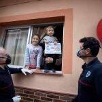 Los Bomberos de Motril hicieron sonar la sirena de su camión hoy martes hasta llegar a la casa de Jesús Javier y Miriam, nietos de un bombero, para darles las gracias por el dibujo que les hicieron los dos niños desde su confinamiento como agradecimiento por el trabajo que realizan.