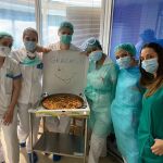 Sanitarios reciben paellas solidarias de Casa Andrea al que responden con emojis