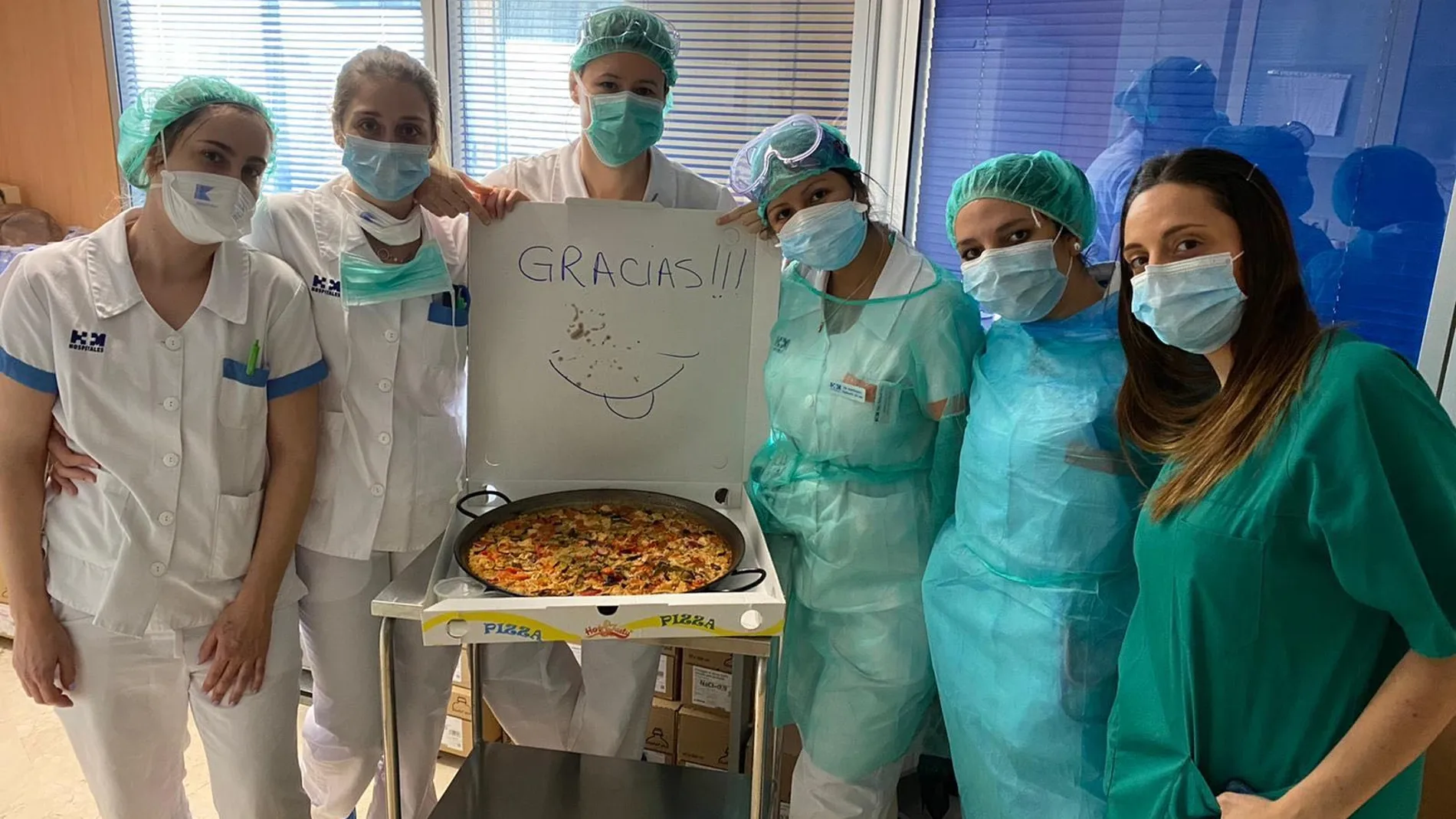 Sanitarios reciben paellas solidarias de Casa Andrea al que responden con emojis