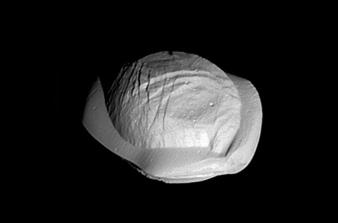 Fotografía tomada por la sonda Cassini de Pan, la luna de Saturno que tiene un anillo ecuatorial.