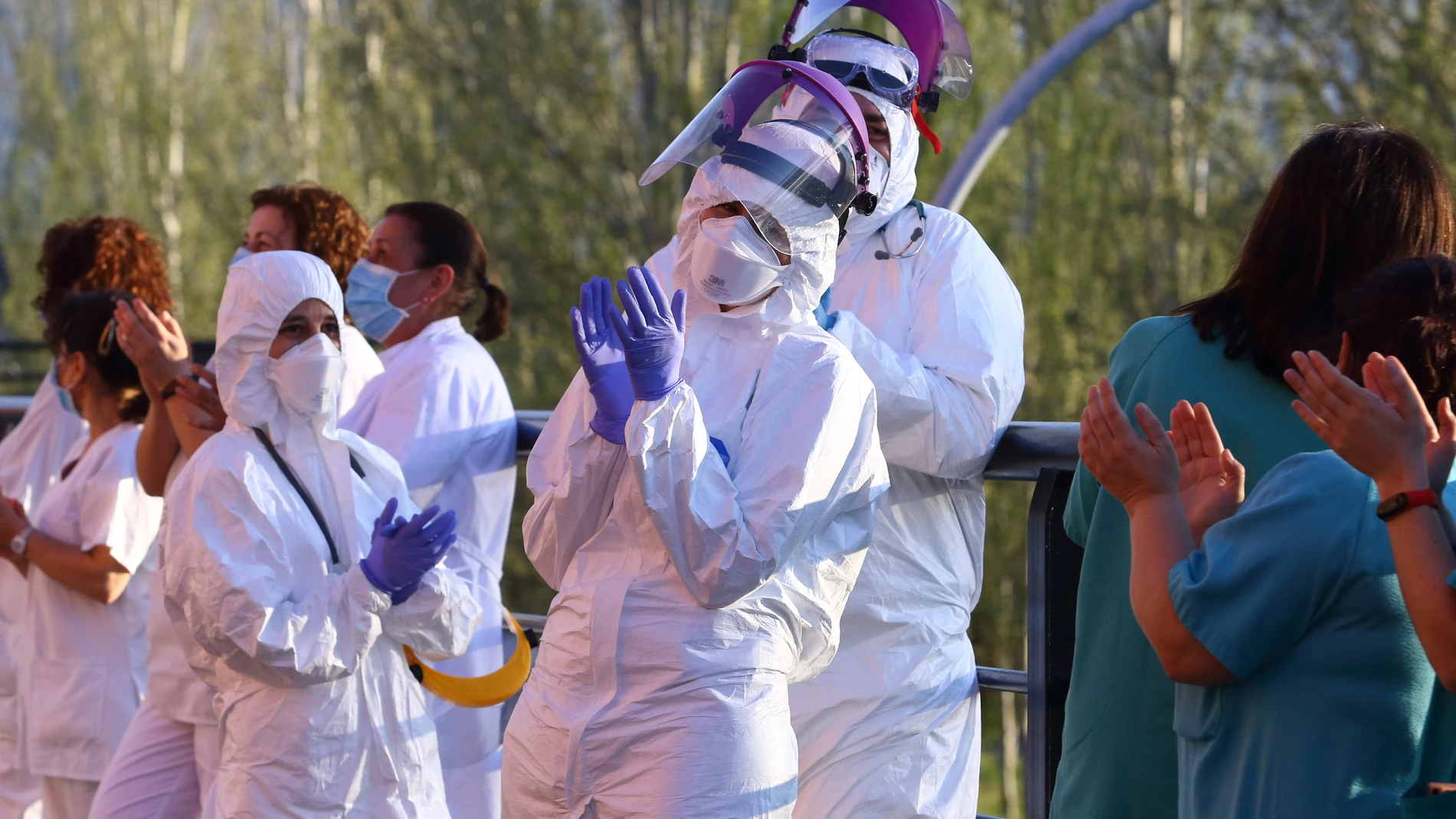 Aplauso al trabajo de los sanitarios tras un parón en una de sus duras jornadas