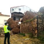 La piedra causa daños en una vivienda no habitada