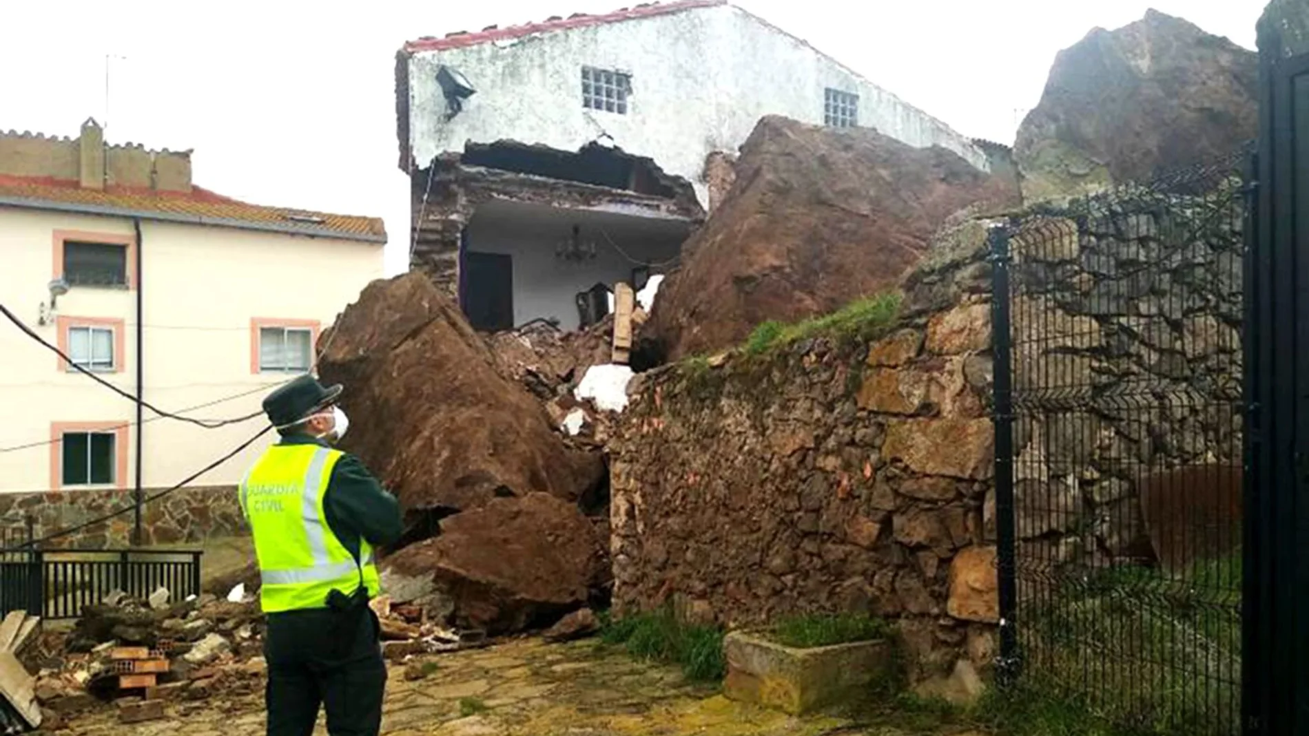 La piedra causa daños en una vivienda no habitada