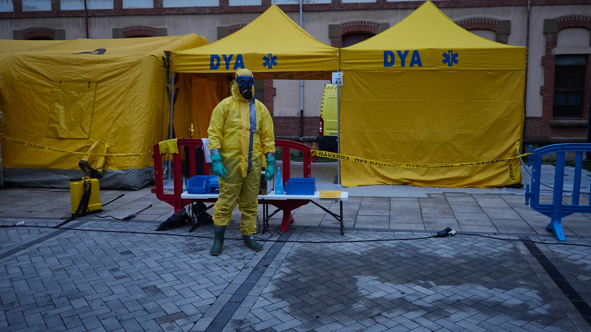 Voluntarios de DYA Navarra desinfectan ambulancias y camillas del servicio de Urgencias del Hospital de Navarra