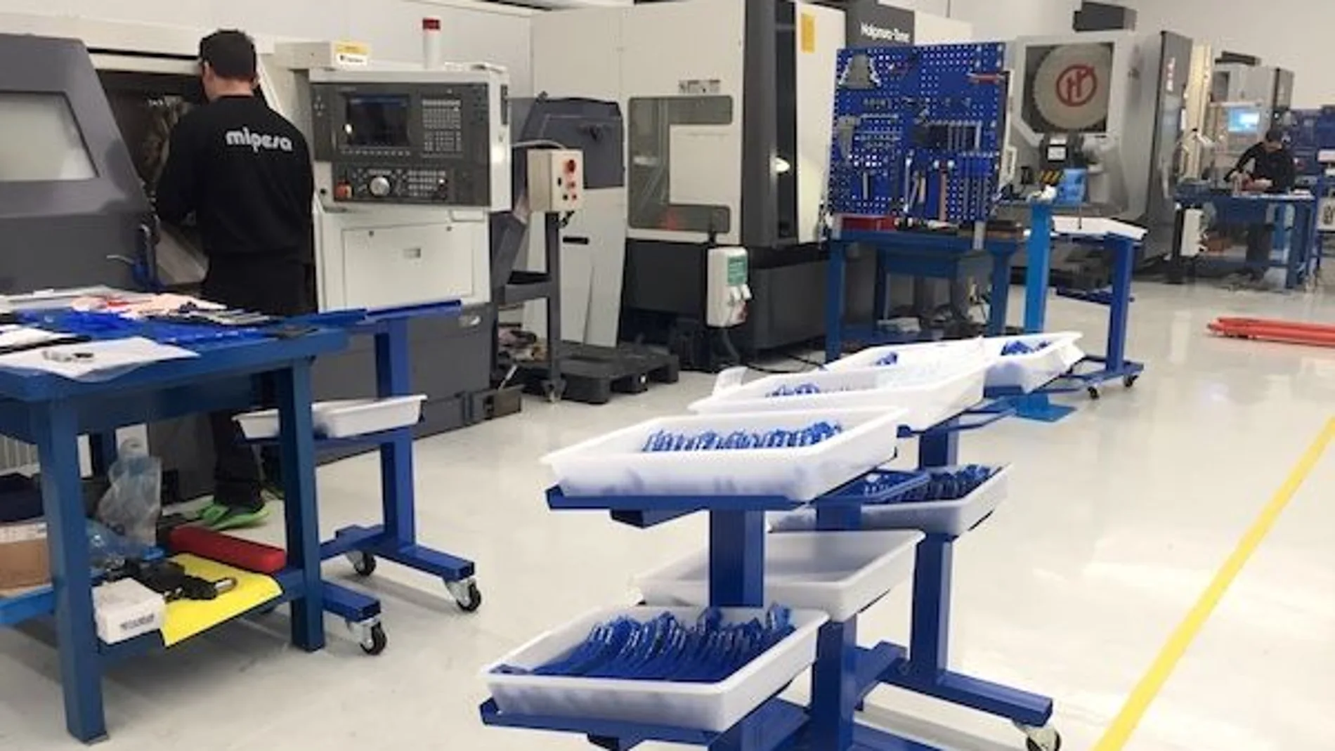 La empresa de mecanizados valenciana Mipesa ha iniciado este fin de semana la fabricación de unas 120 referencias diferentes, lo que suponen más de 24.000 piezas en total para respiradores
