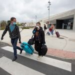 Familiares y amigos recibiendo en la estación de autobuses de Motril (Granada) al grupo de doce estudiantes que se encontraban de Erasmus en el norte de Italia