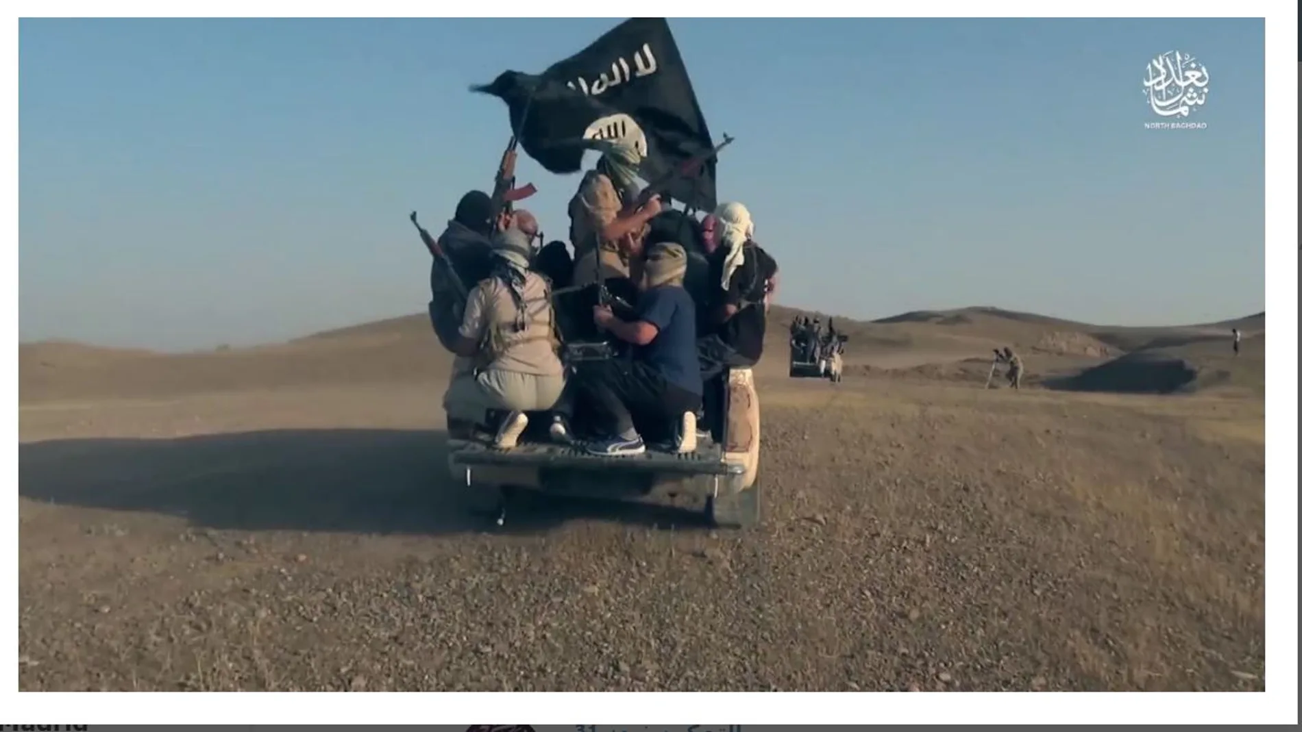 Un pick up circula por una zona desértica completamente lleno de terroristas yihadistas