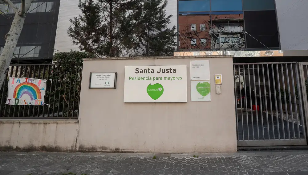 Entrada de la residencia privada de mayores donde siete ancianos han fallecido y al menos otros cuarenta están contagiados por coronavirus, además de 35 de sus trabajadores que han dado también positivo.