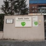 Entrada de la residencia privada de mayores donde siete ancianos han fallecido y al menos otros cuarenta están contagiados por coronavirus, además de 35 de sus trabajadores que han dado también positivo.