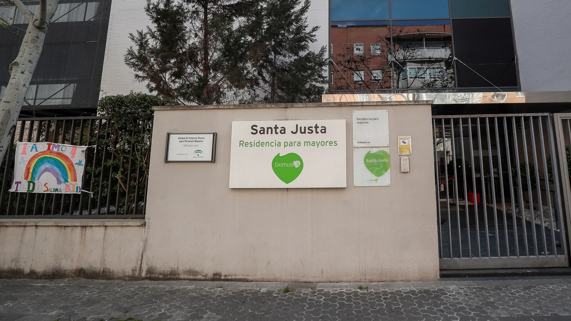 Siete muertos y más de 70 personas contagiadas en una residencia de Sevilla