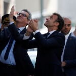 Emmanuel Macron aplaude a los vecinos confinados en París tras visitar un centro médico.