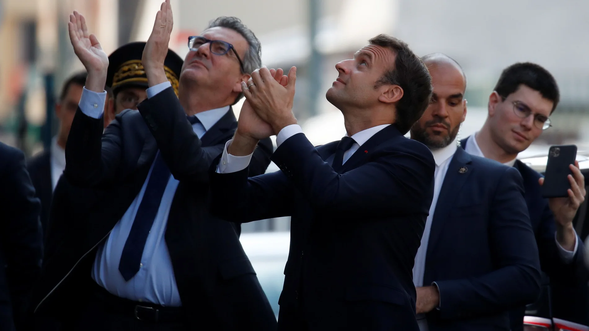 Emmanuel Macron aplaude a los vecinos confinados en París tras visitar un centro médico.