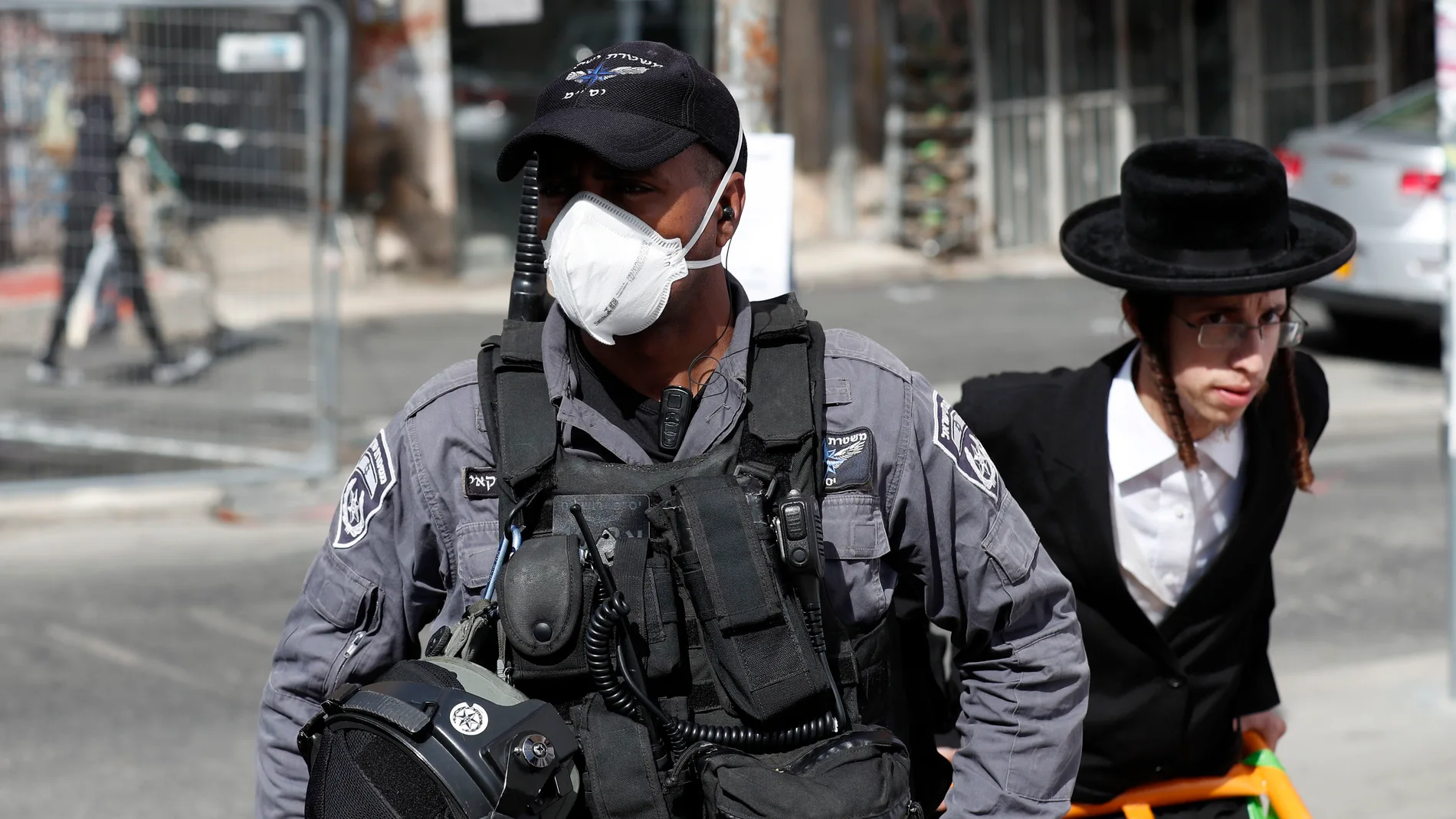 Un policía protegido con una mascarilla patrulla en el barrio ultraortodoxo de Meah Shearim en Jerusalén/EFE