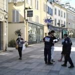 Policías piden la documentación a un hombre en París/AP