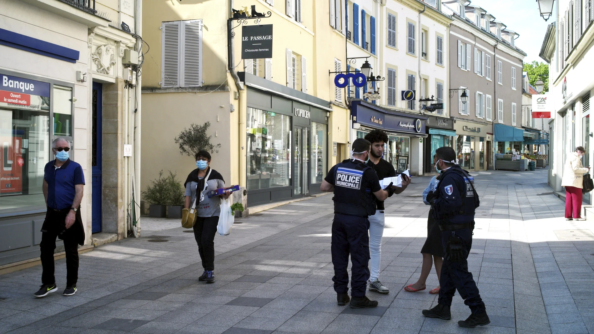 Policías piden la documentación a un hombre en París/AP