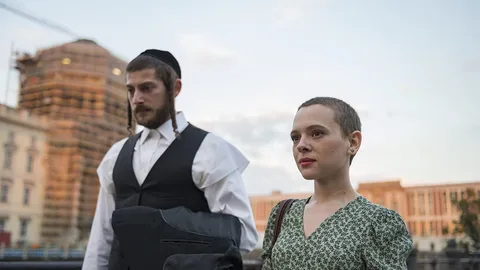 A la derecha, Shira Haas, junto a Amit Rahav, en una escena de «Unorthodox»