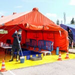 Un bombero limpia la carpa junto a la que se desinfectan ambulancias y camiones de bomberos cerca del Pabellón Carlos Sastre en el que funciona un hospital de campaña desde hace una semana en las inmediaciones del Hospital Severo Ochoa. Óscar J.Barroso / Europa Press08/04/2020