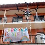 Un dron de los efectivos de la Unidad Militar de Emergencias desinfecta una residencia de mayores en Manzanares el Real este miércoles