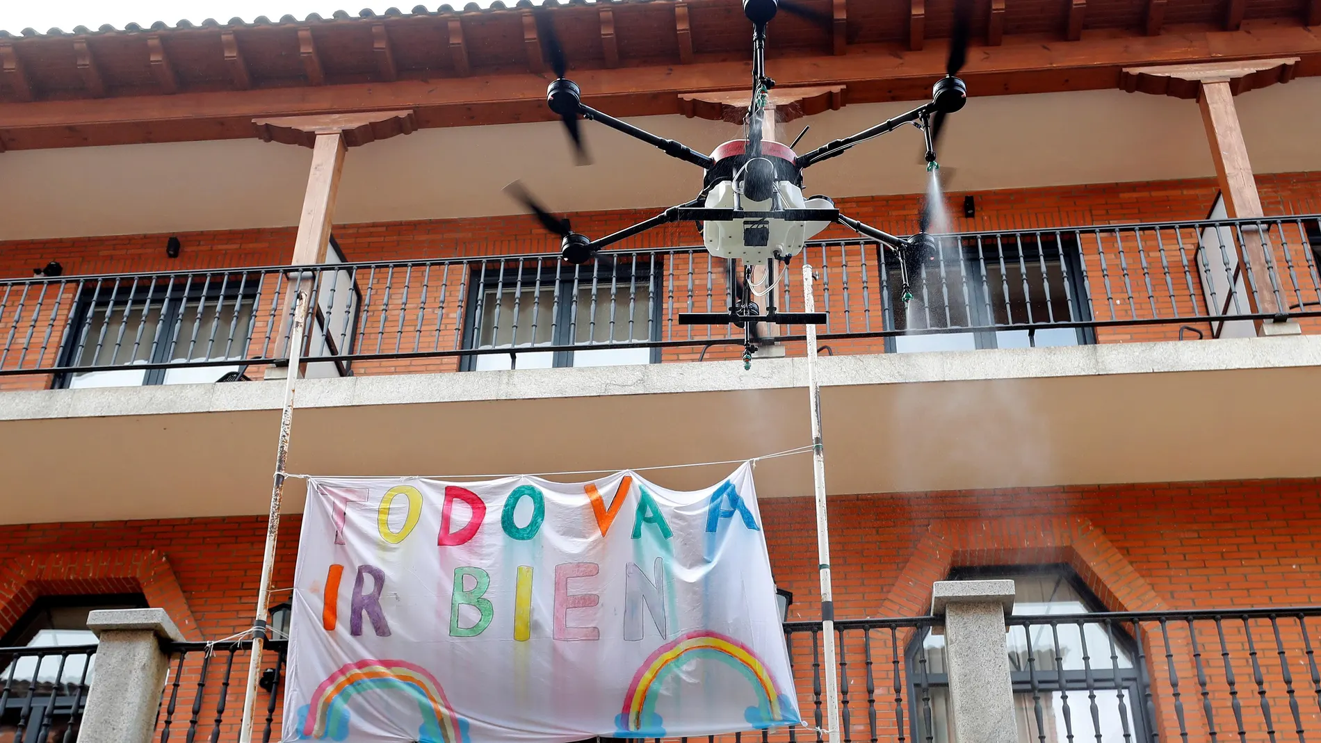 Un dron de los efectivos de la Unidad Militar de Emergencias desinfecta una residencia de mayores en Manzanares el Real este miércoles
