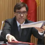 El Ministro de Sanidad, Salvador Illa guarda un minuto de silencio por las víctimas del coronavirus antes de comparecer en la Comisión de Sanidad del Congreso este miércoles en Madrid. EFE/Kiko Huesca Pool