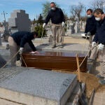 Entierro de un fallecido por coronavirus en el cementerio de la Almudena de Madrid