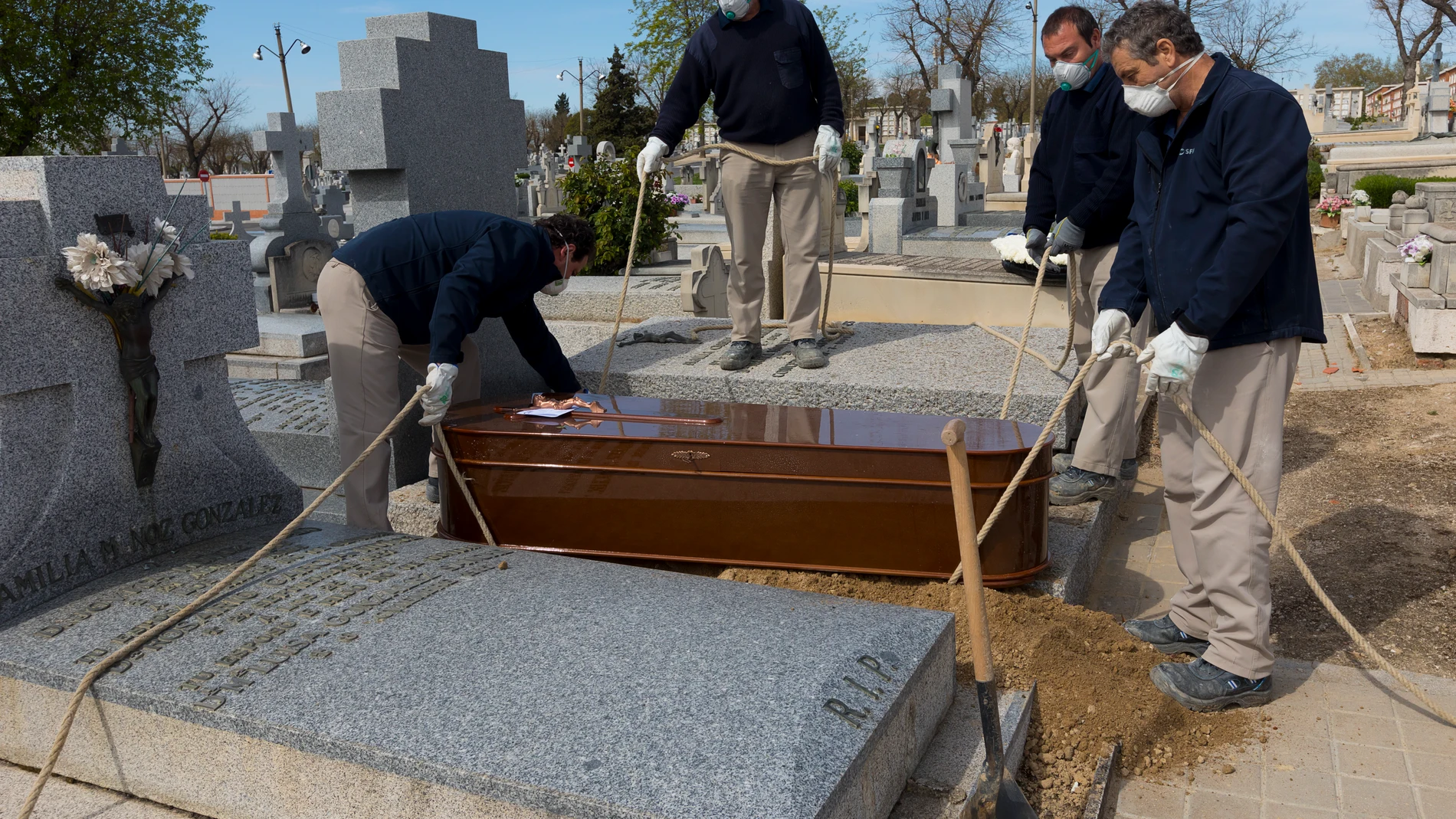 Entierro de un fallecido por coronavirus en el cementerio de la Almudena de Madrid