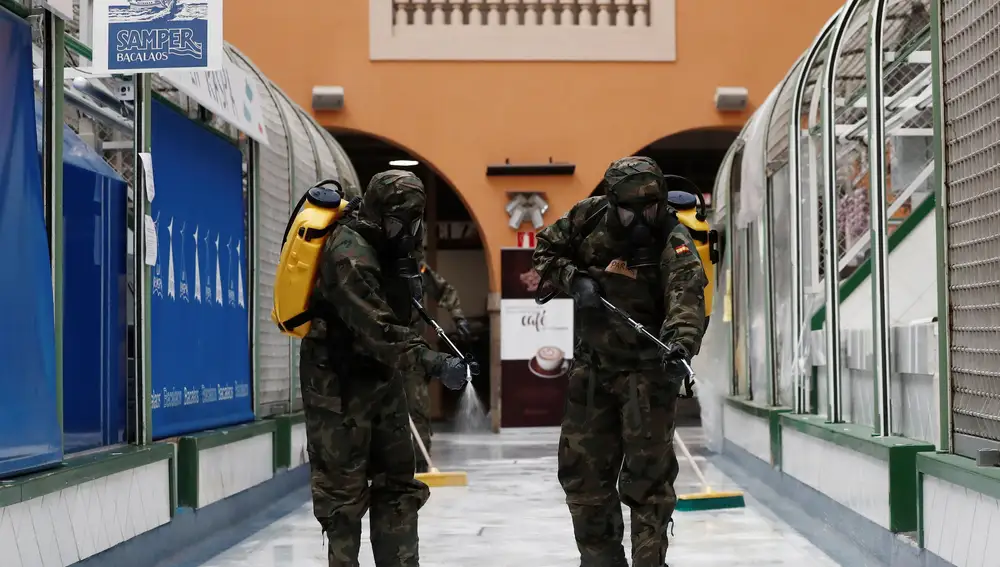 Militares del Ejército de Tierra desinfectan un mercado en Pamplona