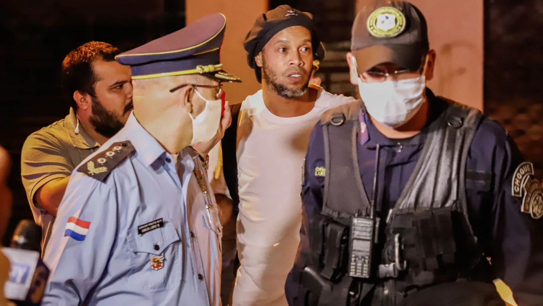 Ronaldinho ingresa en hotel de Asunción para cumplir arresto domiciliario