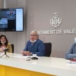 El alcalde de València, Joan Ribó (en el centro), y los vicealcaldes, Sergi Campillo y Sandra Gómez, en la rueda de prensa del pasado 8 de abril