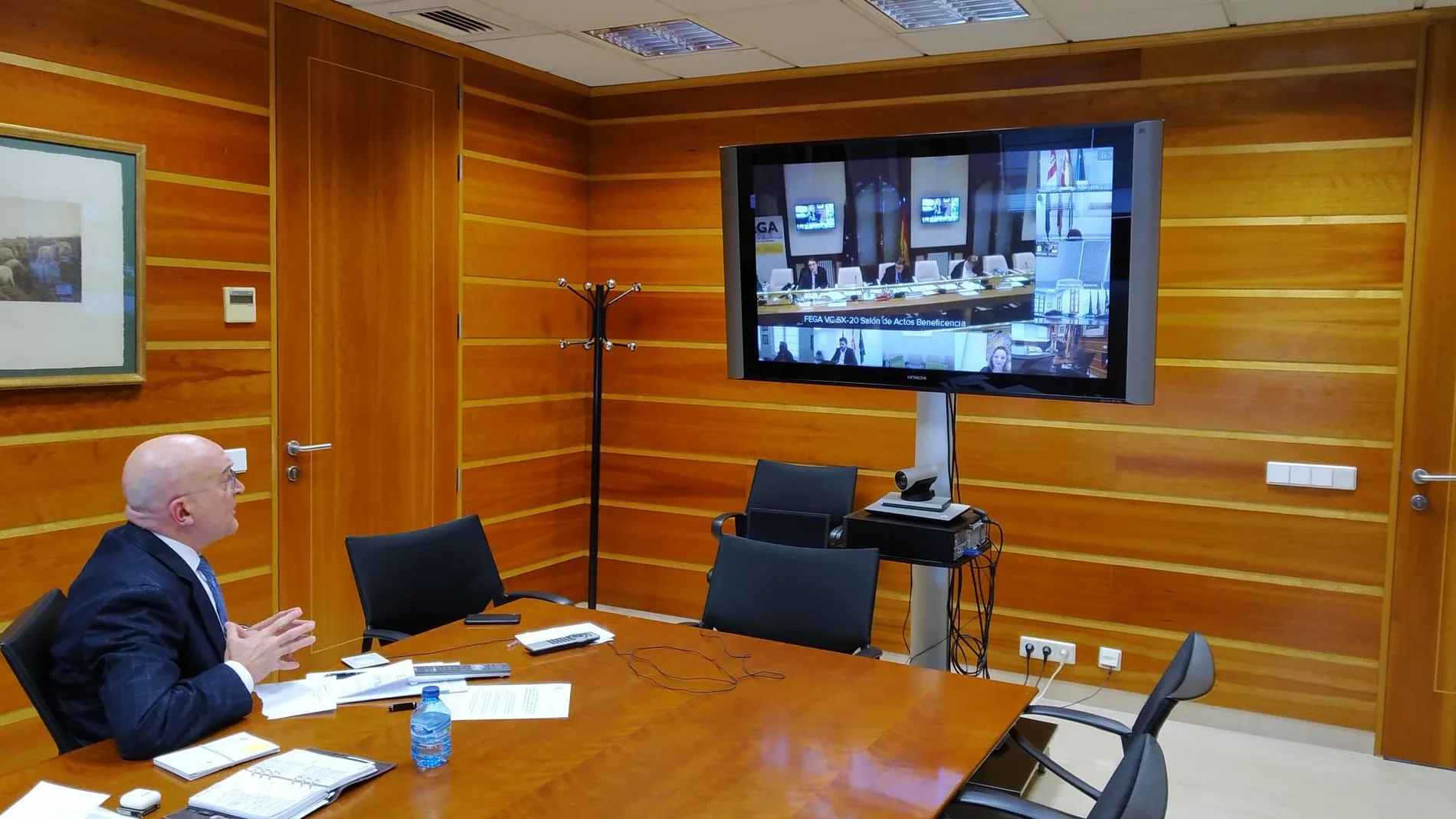 El consejero de Agricultura, Ganadería y Desarrollo Rural, Jesús Julio Carnero, durante la videoconferencia con el ministro Planas